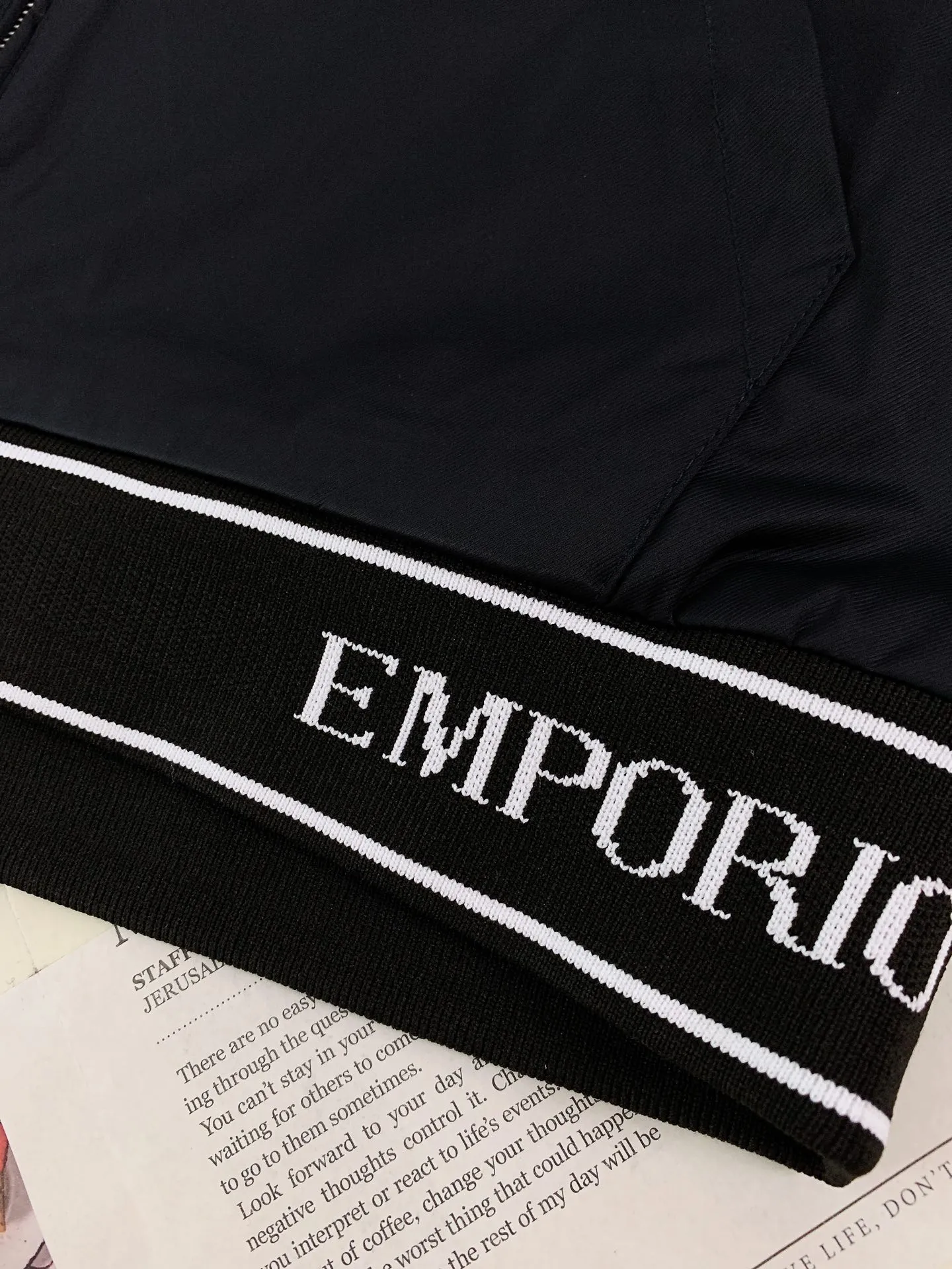 Em Porio Armani Armani Casual Hooded Jacket Windbreaker Jacket 🧥, the upper body becomes slimmer and whiter in seconds, the handle is perfect, and hardware accessories are provided for decoration. Suitable for both business, commuting and leisure, you can be satisfied with various daily outfits. The upper body is full of style and full of high-end sense! Pockets are designed on both sides of the body, making these designs more convenient and practical! Premium custom hardware engraved zipper pull accessories and Classic triangle logo decoration on the chest increase the overall sense of layering, making a simple jacket instantly rich! ! It keeps you warm and adds layering to your outfit. It has a great effect on the upper body. Two colors are recommended………………………………………………………………… ❥∙Size: M-3XL